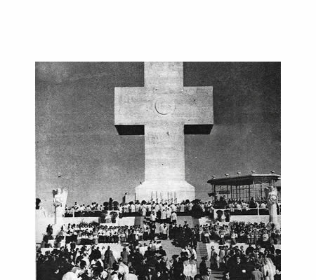 Vista del público reunido en el acto junto al Monumento a los Españoles